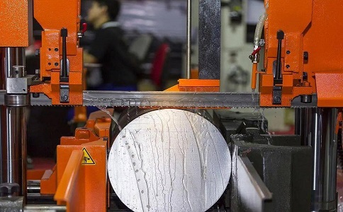 环江立式金属带锯床切削出现跑带故障解决方法！